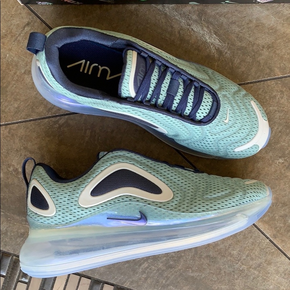 WMNS NIKE AIR MAX 720 Metallic Silver/Midnight Nav - Picture 2 of 16